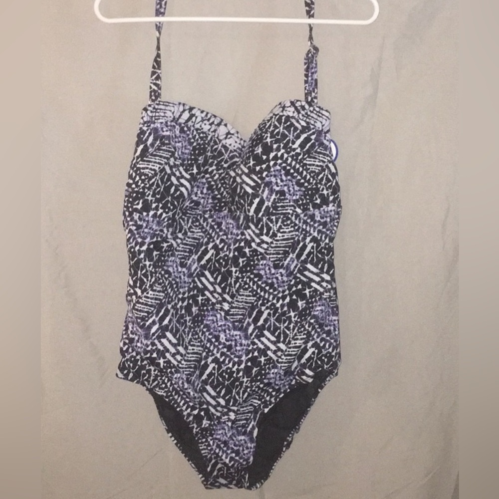 Woman’s One Piece SwImsuit Size
18 NWT